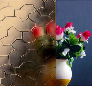 مبنى فني مزخرف بباب مطبخ من الزجاج مخدد بمنتجات فنية أخرى - Product Image 4