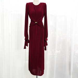 La robe d'<span class=keywords><strong>é</strong></span>t<span class=keywords><strong>é</strong></span> de la dame est <span class=keywords><strong>é</strong></span>l<span class=keywords><strong>é</strong></span>gante et unique, avec une taille brillante. C'est une robe de soir<span class=keywords><strong>é</strong></span>e à la mode. - Product Image 1