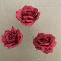 B-1082 Meistverkaufte Stoffblumen Hochzeits-Rosen Rote Blumenarrangements Burgunderrote Rosen Künstliche 3-Köpfige Rosen Großhandel