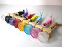 Bouteille d'arôme de voiture mate multicolore de 8ML avec couvercle en bois et lanière merveilleux diffuseur de parfum de voiture en forme de pyramide vente en gros