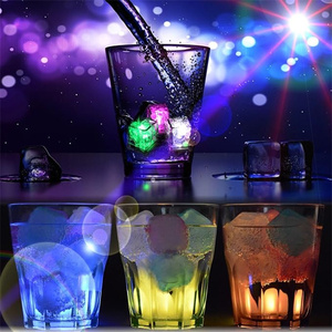 Đa Màu sắc ánh sáng lên <span class=keywords><strong>ice</strong></span> cubes <span class=keywords><strong>Led</strong></span> <span class=keywords><strong>Ice</strong></span> <span class=keywords><strong>Cube</strong></span> hình dạng đèn cảm biến chất lỏng phát sáng ánh sáng lên <span class=keywords><strong>ice</strong></span> cubes cho uống Bar Đảng trang trí - Product Image 4