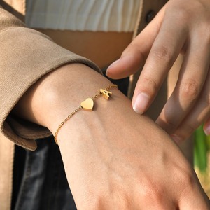Bracelet à breloques en acier inoxydable <span class=keywords><strong>Aimee</strong></span> avec initiale en forme de cœur, plaqué or 18 carats, hypoallergénique, sans nickel, bijoux tendance pour - Product Image 2