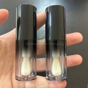 หลอดลิปกลอสแบบไล่สีดำหรูหรา 4 มล. พร้อมหัวแปรงขนาดใหญ่ บรรจุภัณฑ์ลิปกลอสทรงกลมแบบเปล่า ขวดคอนซีลเลอร์  โลโก้ ISMAN แบบกำหนดเองได้ - Product Image 4