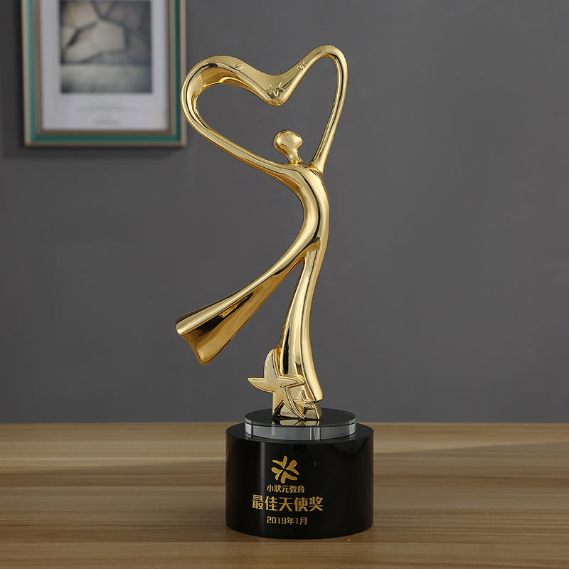 Hombre dorado bailando 28cm