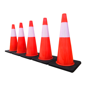 Cono de Tráfico de PVC de Alta Reflexión de 700 mm, Cuerpo Rojo, Base Negra, Cono de Seguridad para Advertencia en Obras Viales - Product Image 3