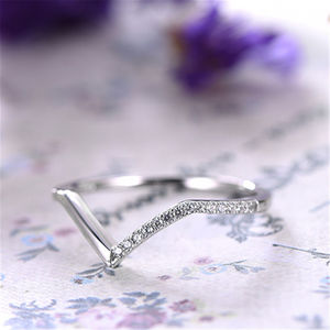 YILUN Bague moderne en forme de V en argent sterling S925 Mini zircon cubique Design élégant Bague empilable de style minimaliste - Product Image 4
