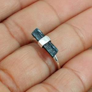 Bague en argent sterling 92.5 faite à la main avec pierre précieuse de cyanite bleue naturelle non traitée brute dernière conception classique simple - Product Image 3