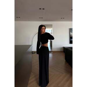 Traje Formal Negro con Decoración de Botones y Falda - Product Image 1