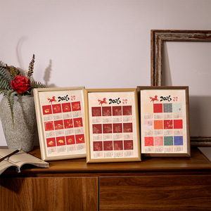 Calendario da Tavolo Creativo Culturale con Calligrafia Cinese Anno del Cavallo 2026, Cornice Portafoto, Design Curvo Inclinato e Cavo, 3 Fogli Scrivibili - Product Image 4