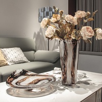 Moderne donkere glazen decoratieve kleine collectie vazen en fruitplateau modellen voor thuis, zachte meubels