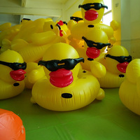 Nouveau design Canapé flottant gonflable en forme de canard jaune pour piscine, durable, en PVC écologique, pour extérieur, parc, plage, matelas aquatique gonflable
