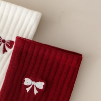 Chaussettes mi-mollet pour femmes en gros, chaussettes rayées d'automne et d'hiver, chaussettes en coton à nœuds