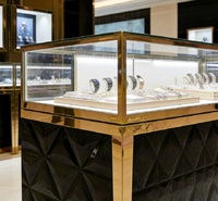 Ensemble de vitrines de luxe noires et dorées pour bijoux et montres, design intérieur haut de gamme personnalisé pour boutique de montres avec vitrines en verre