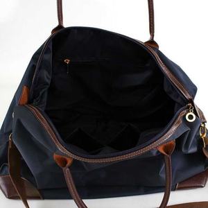 Bolso de viaje de nailon con asa de cuero, bolso de mano grande con logotipo serigrafiado, bolso de hombro a la moda con correa para mujer - Product Image 4