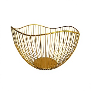 Panier de rangement au design antique, fait main en fer doré, pour fruits et légumes, à utiliser sur la table à manger - Product Image 1