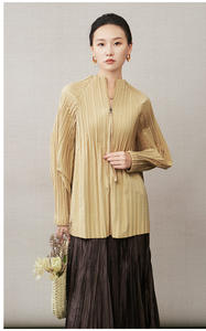 Manteau plissé fin et respirant de style coréen pour femme, col montant texturé élégant, manches à revers, vente en gros de vêtements en vrac - Product Image 5