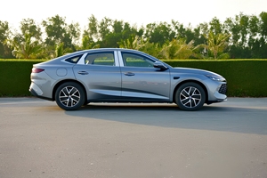 Auto Eléctrico BYD Qin L DMi 2025 de Cuatro Ruedas - Product Image 4