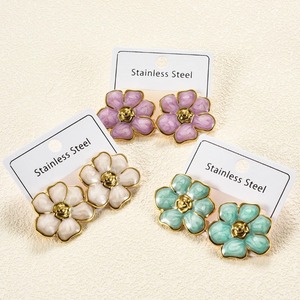 Boucles d'oreilles clous tendance multicolores en acier inoxydable avec garniture florale dorée, hypoallergéniques, bijoux pour femme, cadeau - Product Image 1