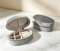 Boîte en carton gris argenté avec fermeture éclair dorée, multi-compartiments, doublure en éponge, forme carrée, design portable, bords nettoyés