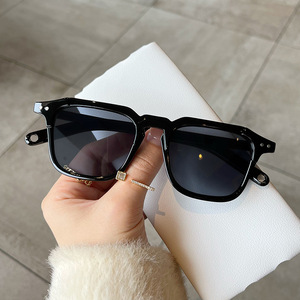 Lunettes de soleil carrées Qianai, monture noire en PC, protection UV400, pour femme, style tendance, verres type 3, rivets irréguliers à pois - Product Image 1