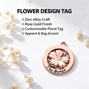 Pendentif breloque en alliage de zinc or rose avec logo personnalisé et motif floral ajouré pour vêtements, accessoires de maroquinerie et sacs à main - Product Image 1