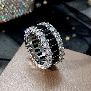 Anello di Lusso con Gemme a Grappolo per Donne, Gioiello da Dito Scintillante e alla Moda - Product Image 6