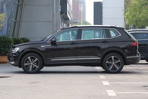 Volkswagen <span class=keywords><strong>Tiguan</strong></span> L 2020 d'occasion : SUV moderne avec intérieur spacieux, fiable pour la famille et doté de fonctionnalités intelligentes - Product Image 5