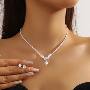 <span class=keywords><strong>Xu</strong></span> <span class=keywords><strong>Me</strong></span> deslumbrantemente viste el mismo collar con piedras que Zhao Lusi, exalando un lujo discreto y un encanto de alta gama. Los pendientes de la niña son - Product Image 2
