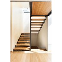 Escalier flottant droit d'intérieur haut de gamme Prima Factory, escalier sur mesure à poutres dissimulées, garde-corps en verre pour résidence