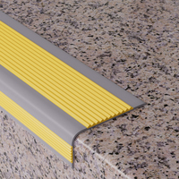 Bandes antidérapantes modernes en caoutchouc PVC, garniture de bordure en marbre, bandes de bordure résistantes à l'usure, marque Heke, longueur personnalisée, utilisation hospitalière