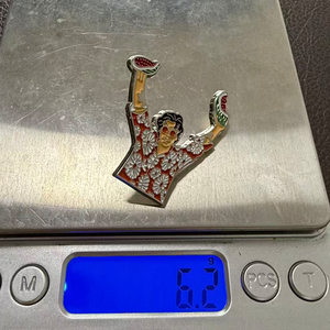 Spille in metallo all'ingrosso a tema musicale: simpatiche spille smaltate di Harry Styles che tiene un'anguria, accessori e souvenir per i fan della musica pop - Product Image 6