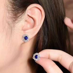 ต่างหูทองคำขาว 18K ประดับไพลินสีน้ำเงินธรรมชาติทรงรี 1.39 กะรัต ตกแต่งด้วยรูปดอกไม้ประดับเพชร 48 เม็ด เครื่องประดับชั้นดี - Product Image 5