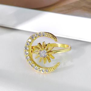 Anillo Ajustable de Luna y Estrella con Circonita Cúbica 3A y Baño de Oro de 18K, al por Mayor - Product Image 5