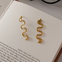 Boucles d'oreilles pendantes serpent ondulé en acier inoxydable plaqué or 18 carats, longues boucles d'oreilles spirales incurvées, clous d'oreilles en forme de goutte d'eau avec zircon cubique