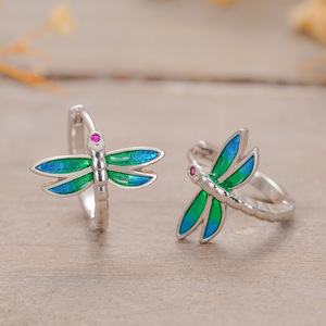 Pendientes de libélula para mujer, pendientes de uso diario con forma de insecto Mori, accesorios para las orejas con estilo fresco y natural. - Product Image 6