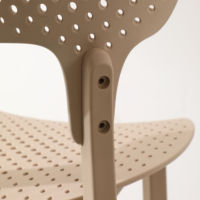 Chaise de salle à manger d'extérieur en résine plastique beige avec dossier perforé, prix d'usine en gros pour restaurant et jardin