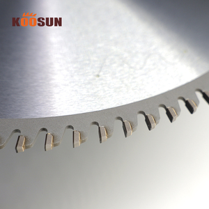 <span class=keywords><strong>Lame</strong></span> <span class=keywords><strong>de</strong></span> <span class=keywords><strong>scie</strong></span> <span class=keywords><strong>circulaire</strong></span> diamantée PCD universelle KOOSUN 300 mm 96T pour la coupe du bois et du bois <span class=keywords><strong>de</strong></span> chauffage, machine à travailler le bois - Product Image 6
