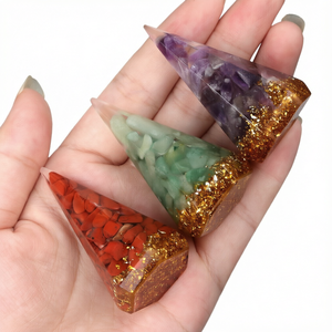 Pyramide en cristal faite à la main, cône de pierres précieuses avec copeaux dorés, décoration de guérison Reiki - Product Image 1