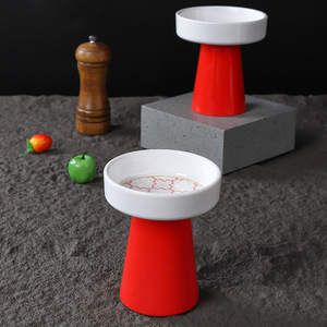 Plato redondo de melamina de color sólido con patas altas para servir aperitivos en hoteles y fiestas. - Product Image 3