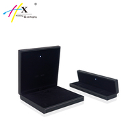 Boîte à bagues noire avec logo personnalisé en cuir Pu avec éclairage et couture Boîtes à bijoux pour emballage de collier et bracelet avec LED