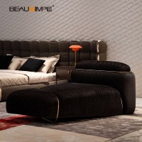 Chaise longue réglable en velours courbé Roma avec garniture en métal plaqué or 18 carats pour coin de chambre principale de luxe