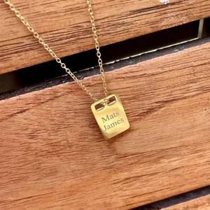 قلادة بدلاية على شكل حروف مربعة مطلية بالذهب pvd لعام 2024، قلادة ساحرة محفورة مخصصة، مجوهرات من الفولاذ المقاوم للصدأ خالية من التفتيح للنساء