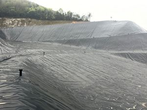 แผ่นรองบ่อ HDPE จีโอเมมเบรน แผ่นรองบ่อแบบยืดหยุ่น HDPE จีโอเมมเบรน - Product Image 2