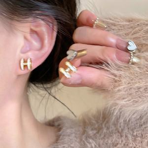 Pendientes de concha de letra H que late el corazón para mujer, latón de moda de gama alta, elegante, versátil, de lujo, accesible, nicho, idioma de flores - Product Image 1