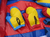 Arène de joute gonflable rayée rouge et bleue, ensemble complet avec gants, casques et lances gonflables en PVC pour jeux de combat