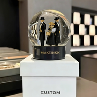 Globe à neige personnalisé de luxe en résine avec base de marque pour cadeaux haut de gamme et promotion de la marque