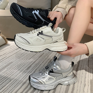 Zapatillas de mujer con suela gruesa y puntera plateada, de cuero sintético, transpirables, ligeras, con cordones, para otoño, novedad, estilo casual y versátil, ideales para correr. - Product Image 2