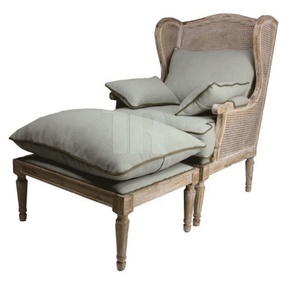 Sofá de Salón de Estilo Francés con Estructura de Roble Macizo, Patas Talladas a Mano con Motivos Florales, Respaldo de Ratán y Reposapiés - Product Image 1