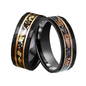 SZ CHENG JEWELERS Tungsten Ring New Jewelry Ouro 18K Rose Folha e Alumínio Slag Incrustado Martelado Matte Preto Tungsten Band - Product Image 1