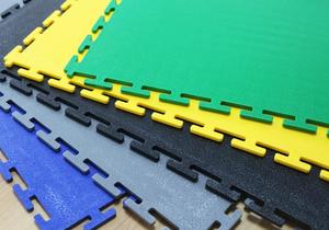 Baldosas de PVC entrelazadas antideslizantes, impermeables y resistentes al desgaste, de instalación por clic, para gimnasios, garajes y áreas de alto tráfico. - Product Image 3